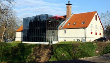 Nigeeria petukirju uskuma jäänud pärimusmuusika keskuse raamatupidaja peab kümneid tuhandeid omast taskust tagasi maksma