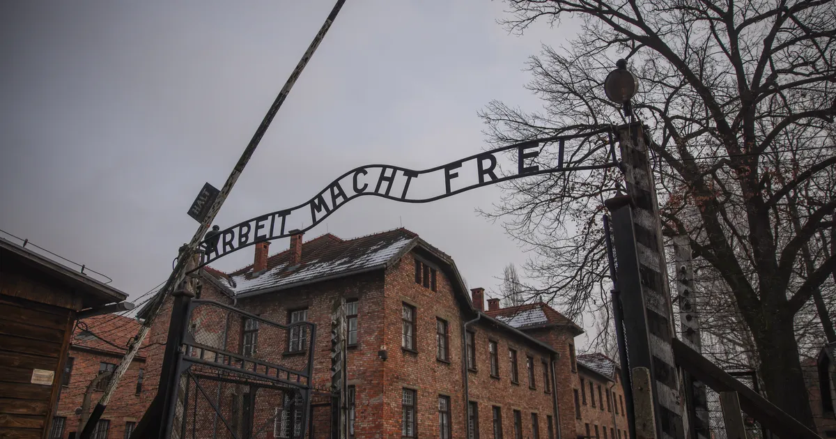 HARIDUSLIK LÜNK ⟩ USA katoliku kool ilmus paraadile kuulsa natsisümboliga