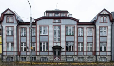 AEGRUUM ⟩ Linnapea Uessoni puidust majad