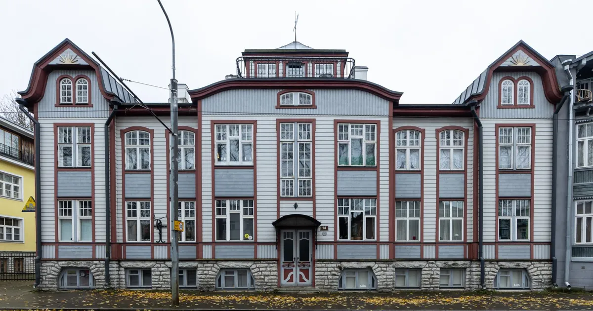 AEGRUUM ⟩ Linnapea Uessoni puidust majad