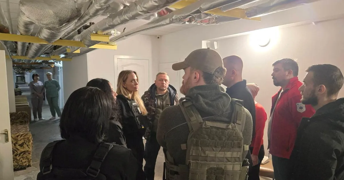 JULGE NAINE! ⟩ Angelina Jolie külastas ootamatult Ukraina rindelinna Hersoni