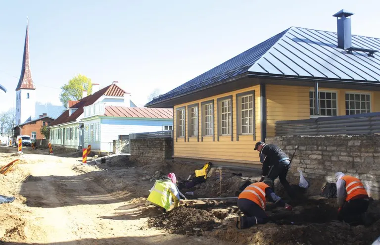 Hukatute matmispaiga päästekaevamised, taamal paistab Rakvere Püha Mihkli kirik.