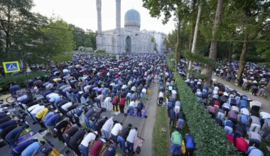 Venemaa kõnniteid ummistavad palvetavad moslemid