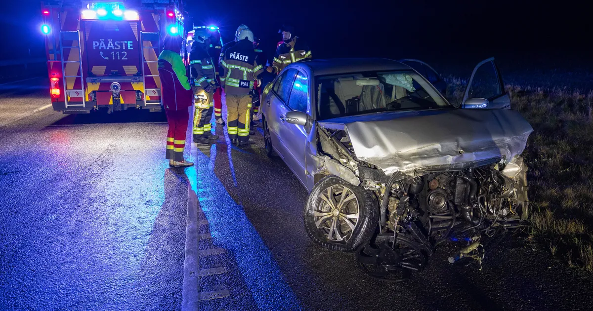 FOTOD ⟩ Tallinn-Tartu maanteel juhtus ööpimeduses avarii