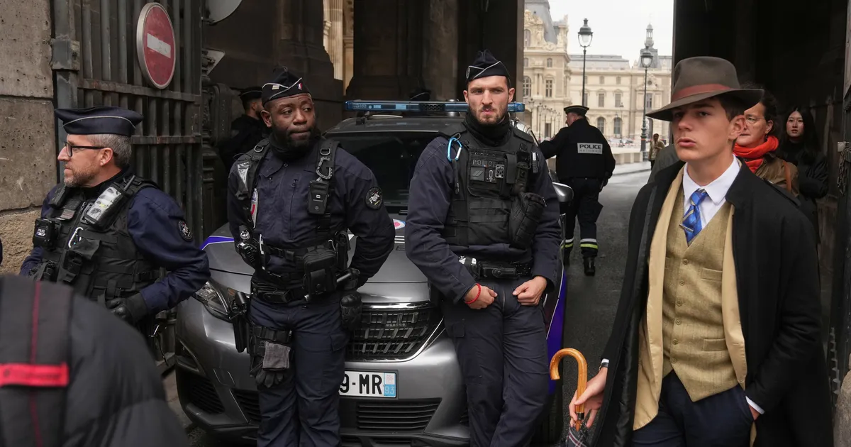 Louvre’i röövi fotol detektiiviks peetud kaabuga mehe mõistatus lahendati