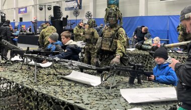 PILDIGALERII ⟩ Kaitsevägi näitas isadepäeval Narvas nüüdisaegset tehnikat