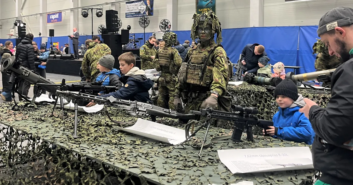 PILDIGALERII ⟩ Kaitsevägi näitas isadepäeval Narvas nüüdisaegset tehnikat