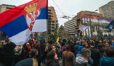 VIDEO ⟩ Sajad inimesed protestisid Belgradis Trumpi väimehe luksushotelli vastu