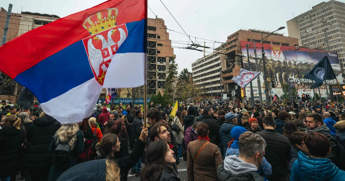 VIDEO ⟩ Sajad inimesed protestisid Belgradis Trumpi väimehe luksushotelli vastu