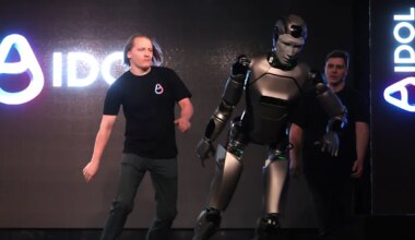 VIDEO ⟩ Vene humanoidrobot taarus esmaesitusel kui purupurjus ja kukkus ümber