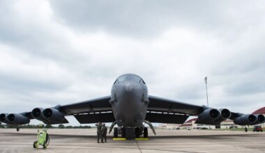 USA pommitaja B-52H tiirutas Eesti kohal Vene piiri lähistel