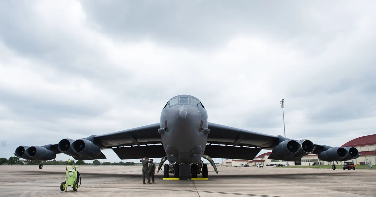 USA pommitaja B-52H tiirutas Eesti kohal Vene piiri lähistel