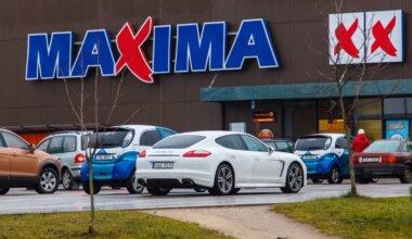 Eakas klient ootas kaupluses pool tundi tulutult teenindajat