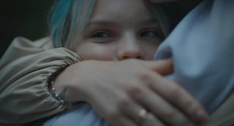 Tartus kohanev Maša saab jõudu ema kallistusest.