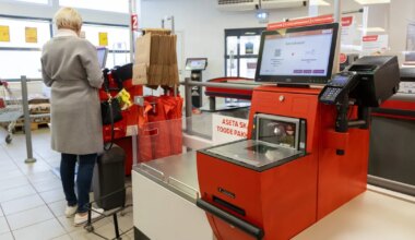 «SEE OLI SOLVAV!» ⟩ Iseteeninduskassat kasutanud Tallinna toidupoe klienti süüdistati aluselt varguses