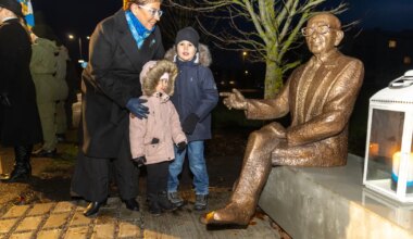 GALERII ⟩ Ruuben Lamburi pronksskulptuur avati tema 100. sünniaastapäeval