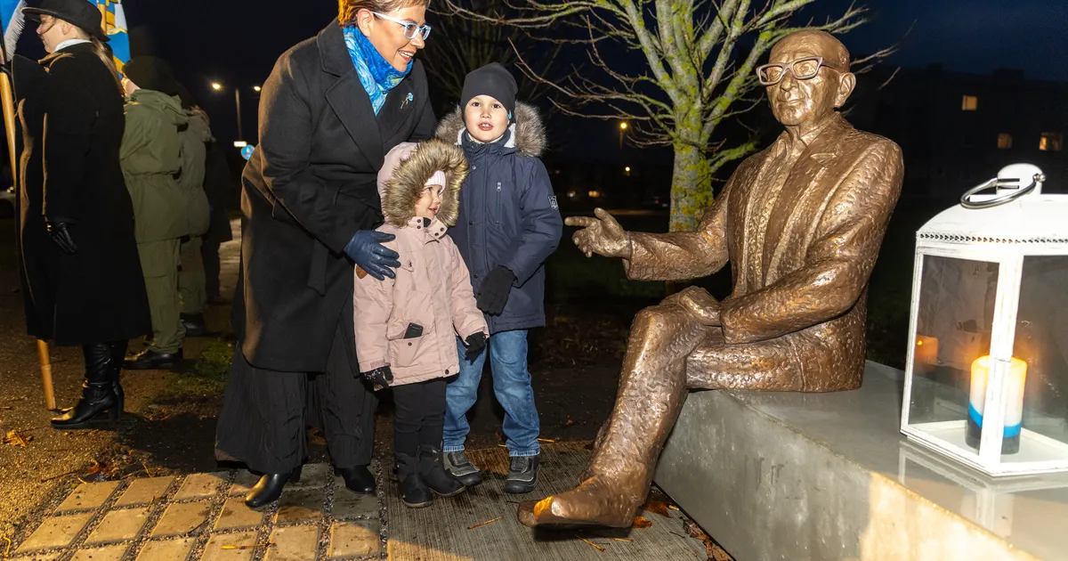 GALERII ⟩ Ruuben Lamburi pronksskulptuur avati tema 100. sünniaastapäeval