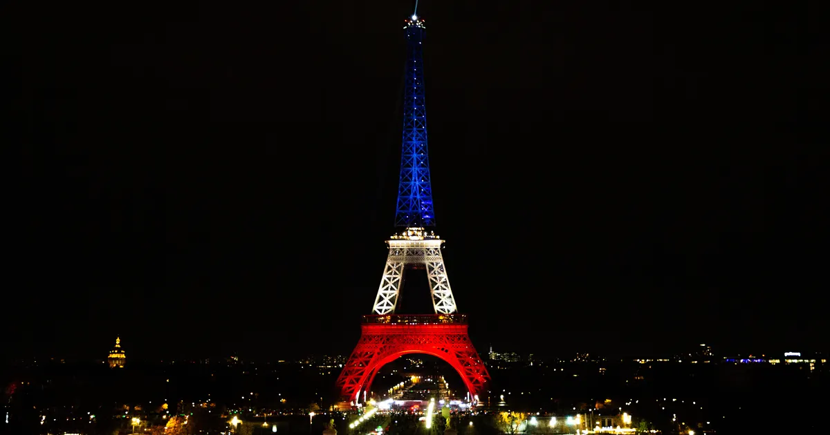 FOTOD JA VIDEO ⟩ Prantsusmaa kuulsaim maamärk värvus trikoloori eriti kurval põhjusel - Maailm - Postimees.ee