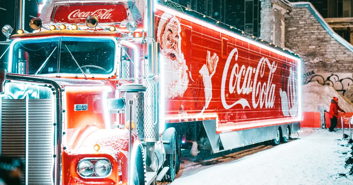 KOLM AASTAT JÄRJEST ⟩ Legendaarne Coca-Cola jõulukaravan tuleb taas