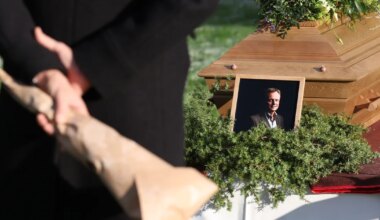 OTSEFOTOD ⟩ Poliitik Imre Sooäär saadetakse Pädaste mõisa juurest viimsele teekonnale