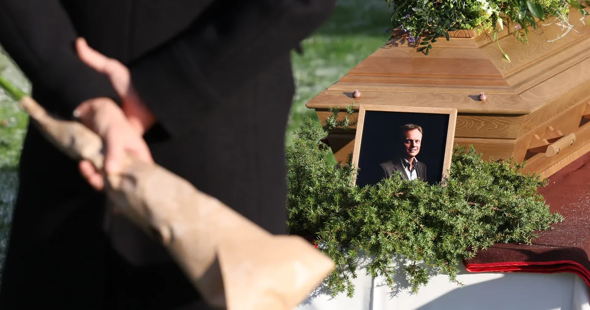 OTSEFOTOD ⟩ Poliitik Imre Sooäär saadetakse Pädaste mõisa juurest viimsele teekonnale