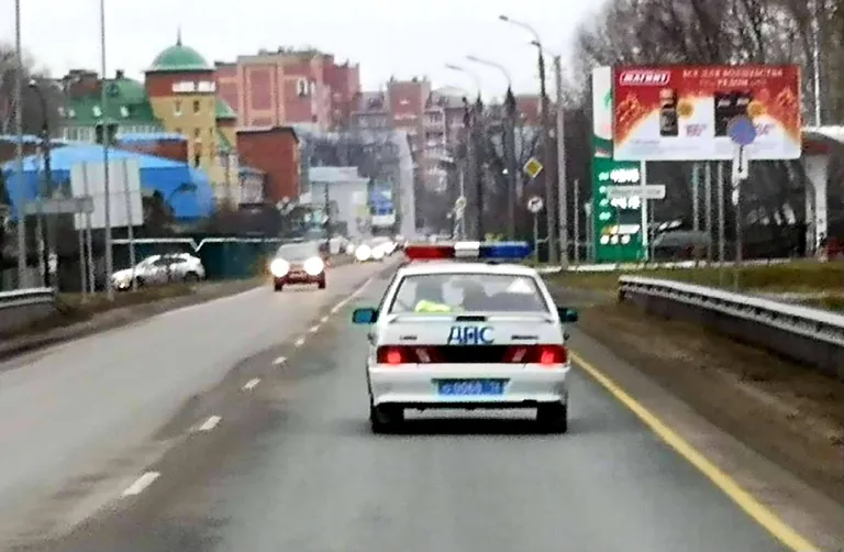 Teel miilitsajaoskonda korravalvurite auto sabas.