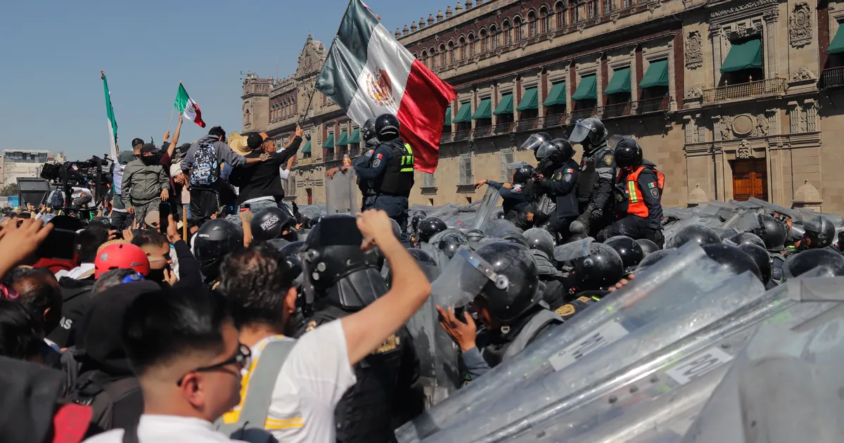 Mehhikos protestisid tuhanded presidendi julgeolekupoliitika vastu - Maailm - Postimees.ee