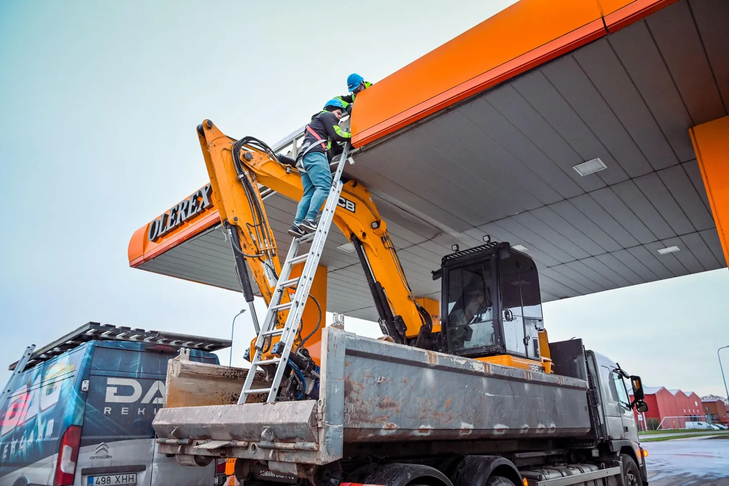 Veoauto kastis olev ekskavaator jäi tankla katuse külge kinni ning kohale tuli kutsuda päästjad.