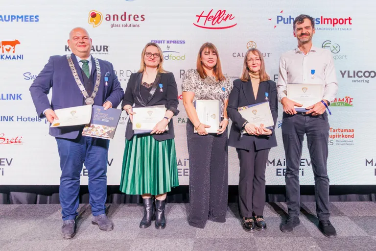 Eesti Peakokkade Ühenduse tunnustuse said (vasakult) Kristjan Markii, Kerli Nõges, Ülle Tamsalu, Britt Rosen ja Lauri Laan. FOTO: