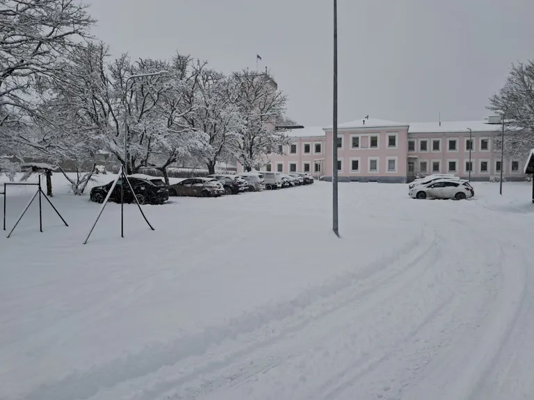 Toila gümnaasiumi parkla on tööpäevadel talvel üks neid kohti, mis juba varahommikul enne tundide algust puhastatakse. Seekord on parkla paksu lume all ja lumekoristajast pole jälgegi.