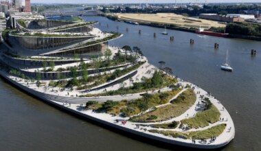 Elbe jõe kaldale kerkib suurejooneline ooperimaja