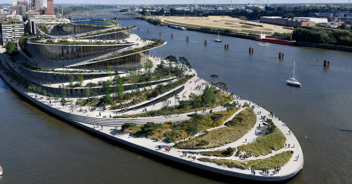 Elbe jõe kaldale kerkib suurejooneline ooperimaja