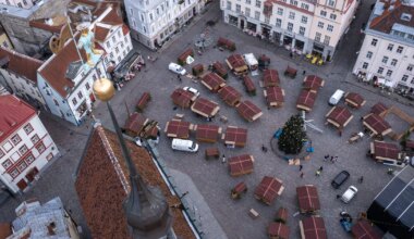 FOTOD ⟩ Tallinna Raekoja platsile rajatav jõuluturg hakkab ilmet võtma