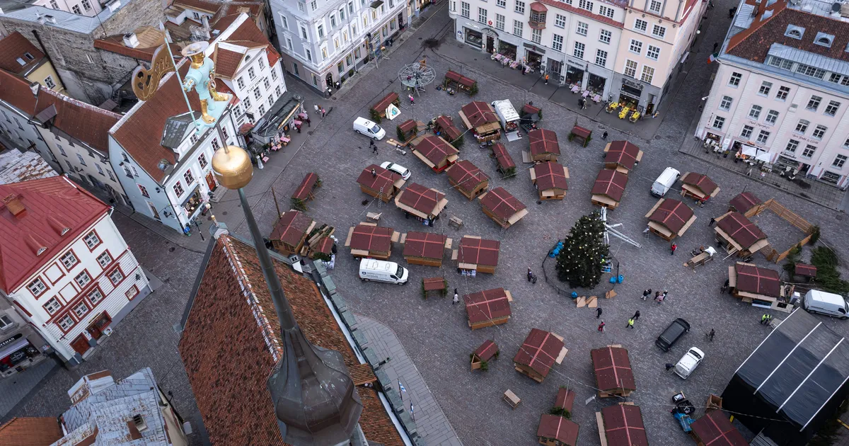 FOTOD ⟩ Tallinna Raekoja platsile rajatav jõuluturg hakkab ilmet võtma