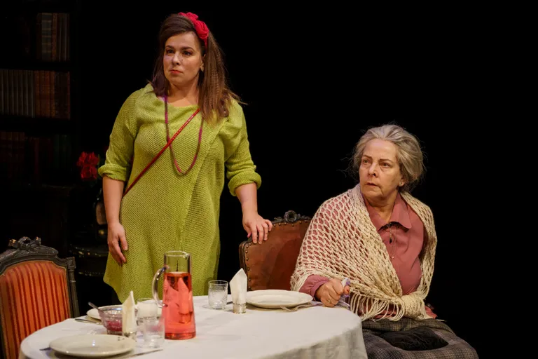 Stseen etendusest "Kuni ta suri".