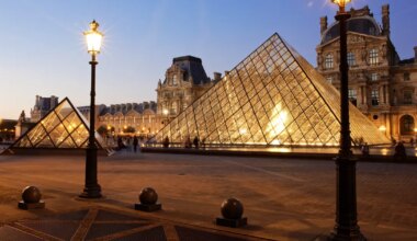 TURVAMEETMED IKKA NULL? ⟩ Kuidas kaks naljameest Louvre’is turvakontrolli ninapidi vedasid