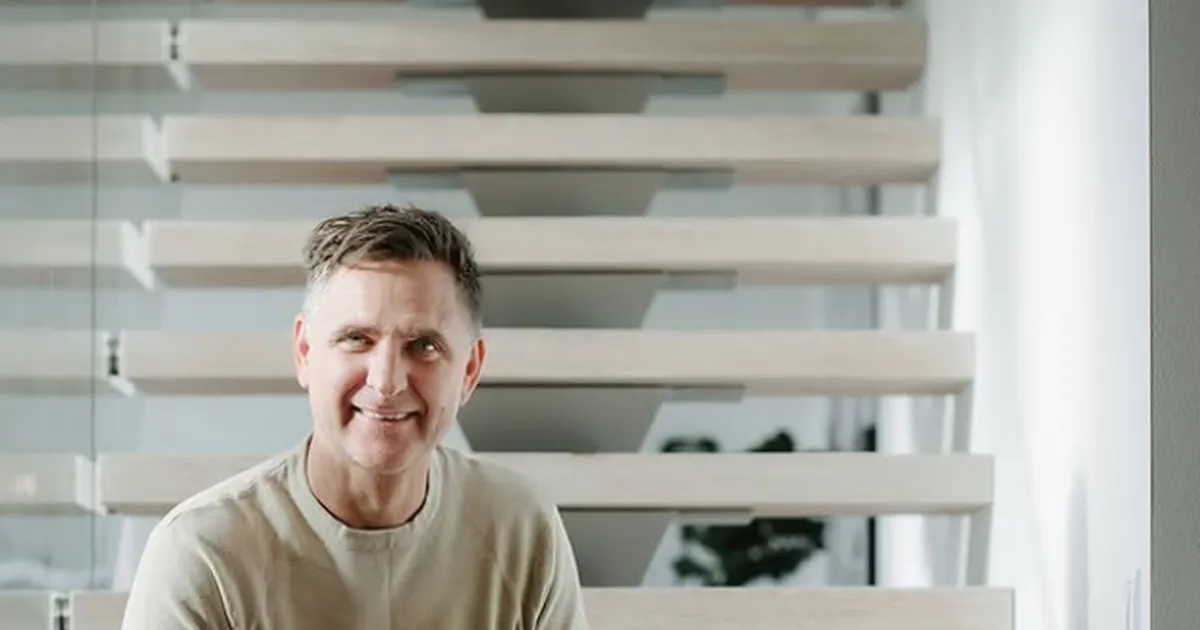 KLÕPSUD ⟩ «Mehe tõeline võim seisneb selles, kui suur on tema naise naeratus!» Vaata, kuidas möödus tuntud Eesti meeste tähtis päev