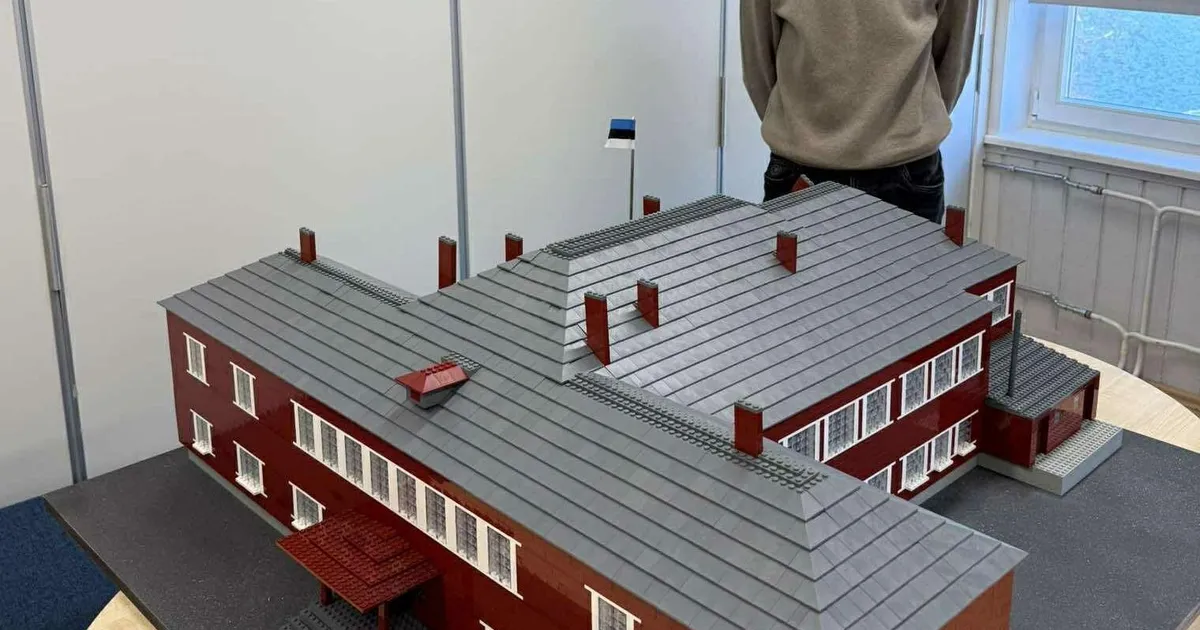 Holstre kooli õpilane ehitas 336 tunniga koolimaja mudeli