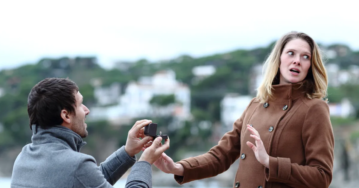 KELLE POOLT OLED SINA? ⟩ Naine keeldus abieluettepanekust, kui kuulis, kust sõrmus osteti – internet reageeris tormiliselt