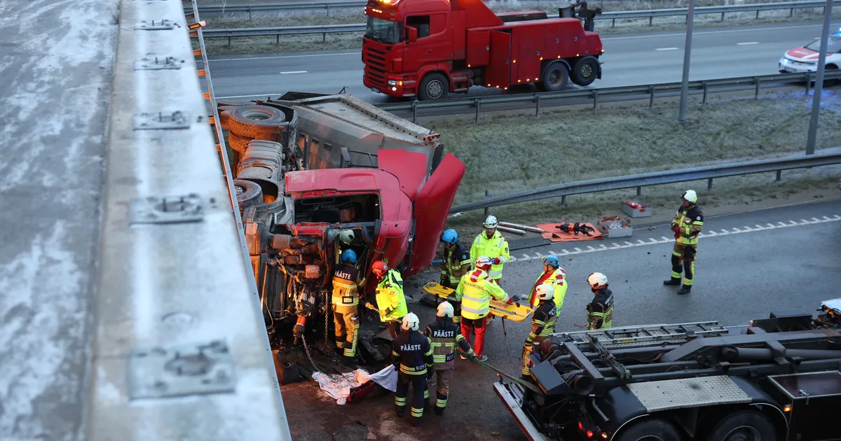 FOTOD JA VIDEO ⟩ Haagiskalluriga veok sõitis läbi viadukti piirde alla, juht saadi kabiinist kätte ja viidi haiglasse