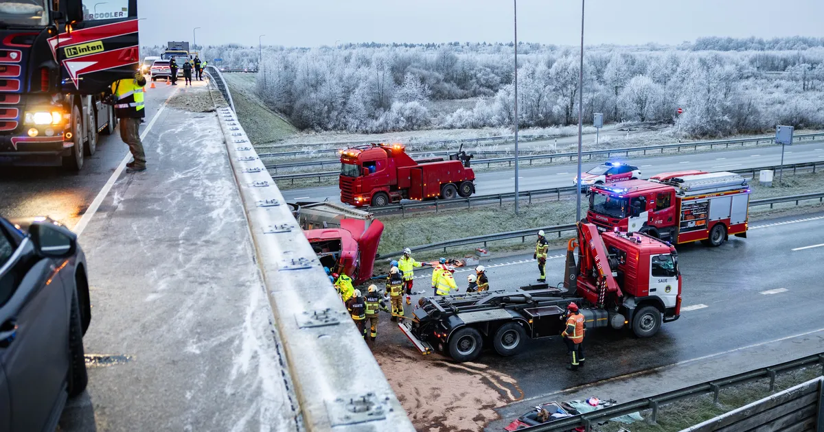 Politsei algatas viaduktilt alla kukkunud veoki õnnetuse uurimiseks väärteomenetluse - Postimees