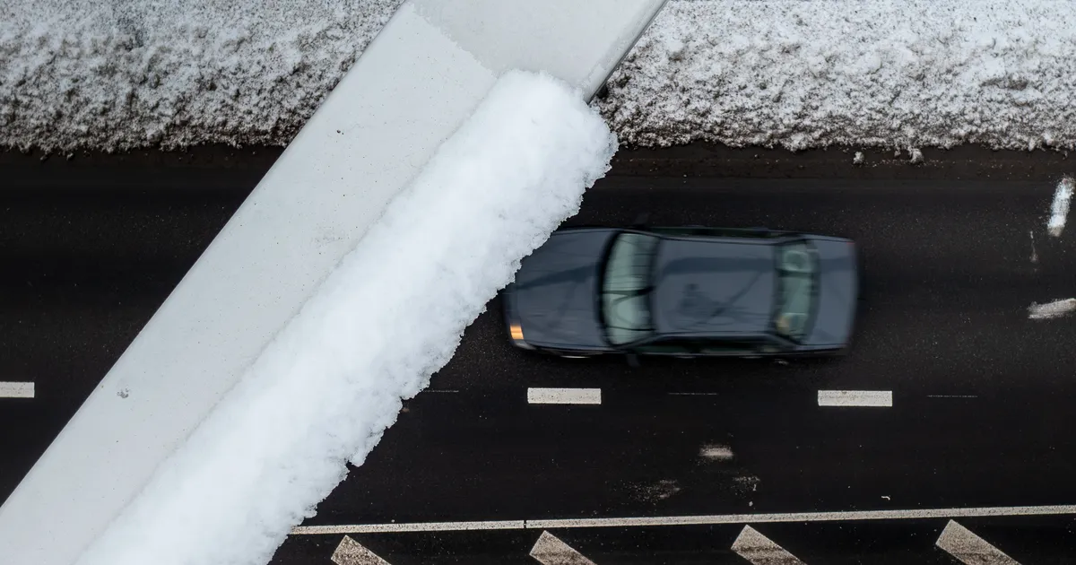 VIDEO JA GALERII ⟩ Oht taevast! Rääma silla sõrestikult kukub teele lumekamakaid