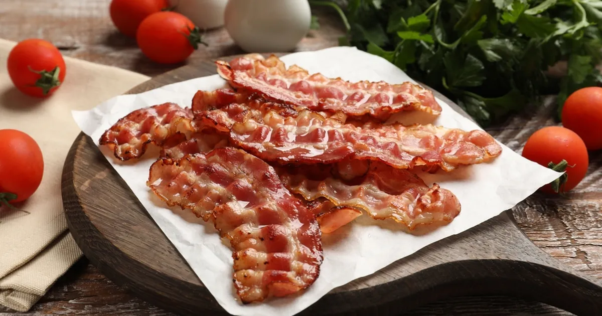 Lõpp rasvapritsmetele! Peekonit praadides tee üks muudatus, mis tagab puhta köögi ja krõbeda ampsu