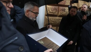 Meeleavaldajad tahtsid Peterburi tänaval Poola suursaadikule kallale minna