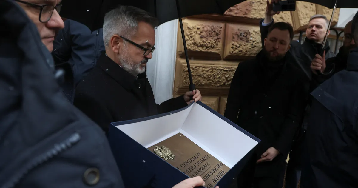 Meeleavaldajad tahtsid Peterburi tänaval Poola suursaadikule kallale minna