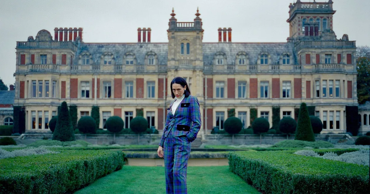 PÖFFI FILM ⟩ Kentsakas komöödias mängitakse filmi vormiga ja pilatakse Briti kõrgklassi