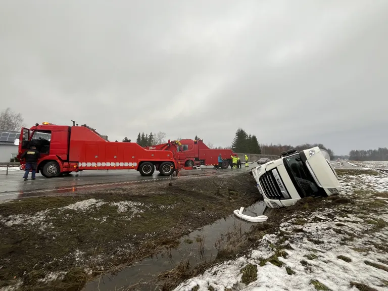 Liiklusskeemi muutmise põhjustas neljapäeva öösel veidi enne kella nelja kraavi sõitnud haagisega veok.