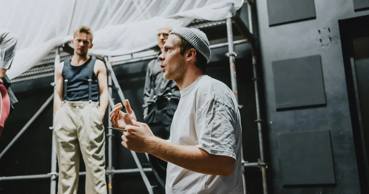 Trupp käis enne esietendust vanglas ära