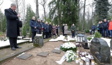 GALERII ⟩ Uno Uiga 100. sünniaastapäeva tähistati Raadi kalmistul mälestustseremooniaga