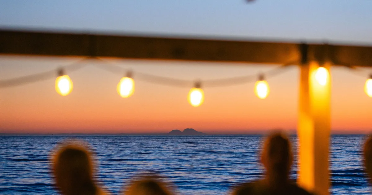 FOTOD ⟩ Eestlased peavad Hispaanias uhkeid pidusid kodumaiste staaridega: päikeseloojangul vallutas lava nublu